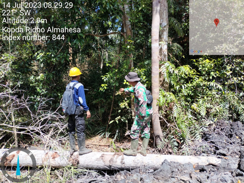 Bhabinsa Koramil 05/Gas Kopda Ridho Almahesa Rutin Lakukan Patroli Karlahut di Binaan