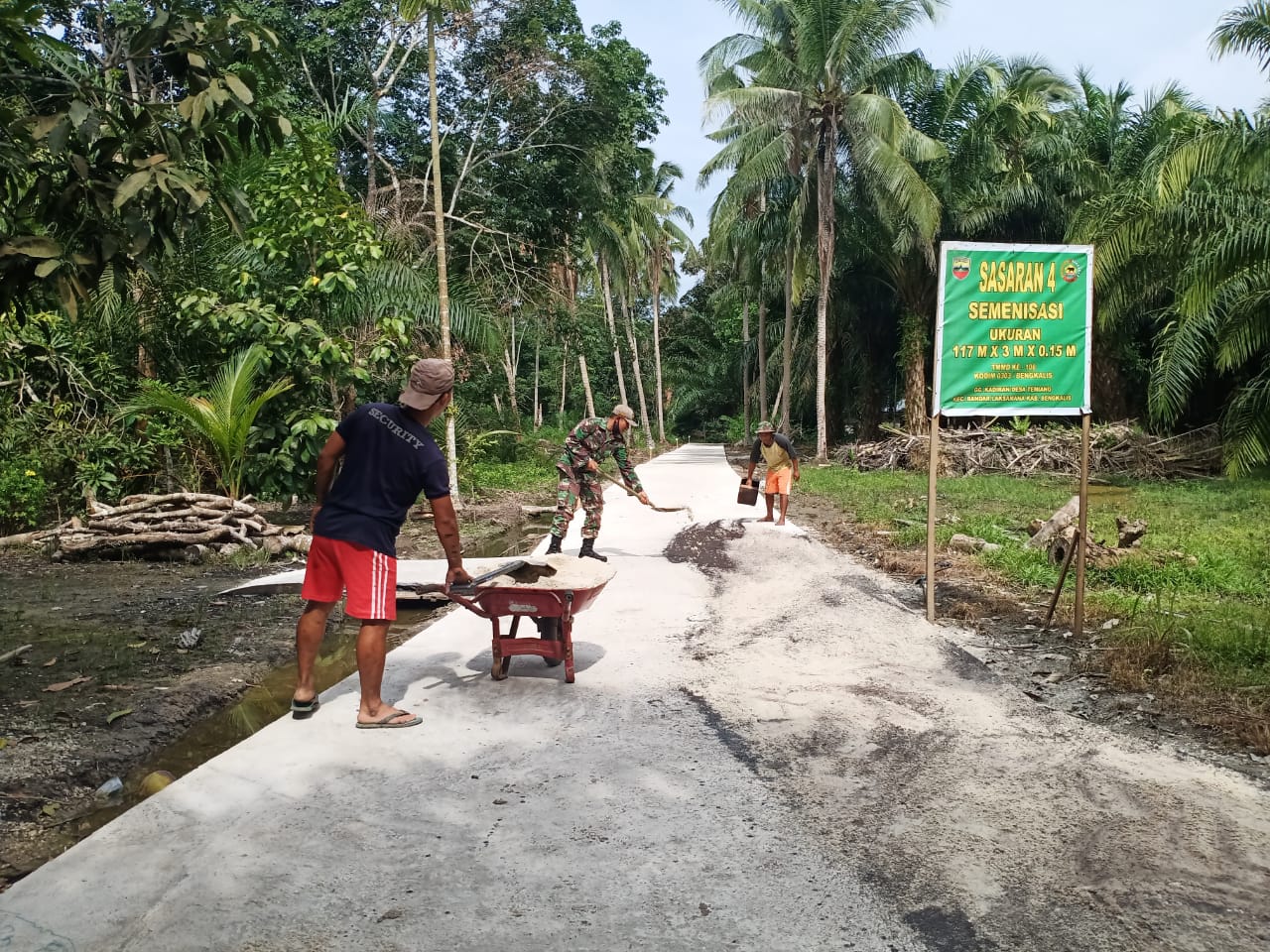 Satgas TMMD Kodim 0303/Bengkalis Bersama  Masyarakat Finishing Jalan di Desa Temiang