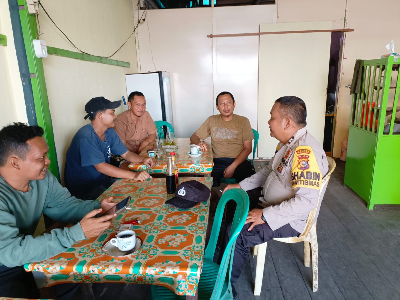 Bhabinkamtibmas Desa Belantaraya Aiptu Edysah Putra Sampaikan Pesan Kamtibmas Melalui Sambang Warga