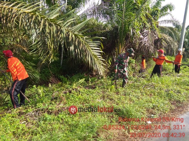 Babinsa Koramil 09/Kemuning Bersama Warga Goro Bersihkan Jalan Penghubung Desa