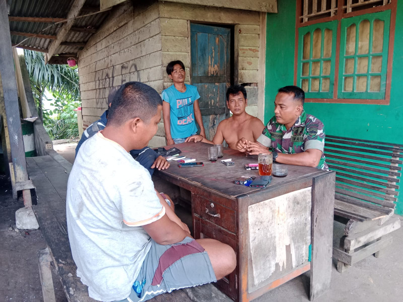 Babinsa Koramil 09/Kemuning Berikan Arahan Kepada Masyarakat Setempat