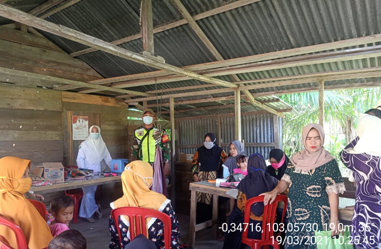 Babinsa Koramil 12/Batang Tuaka Monitoring Kegiatan Posyandu di Kuala Sebatu
