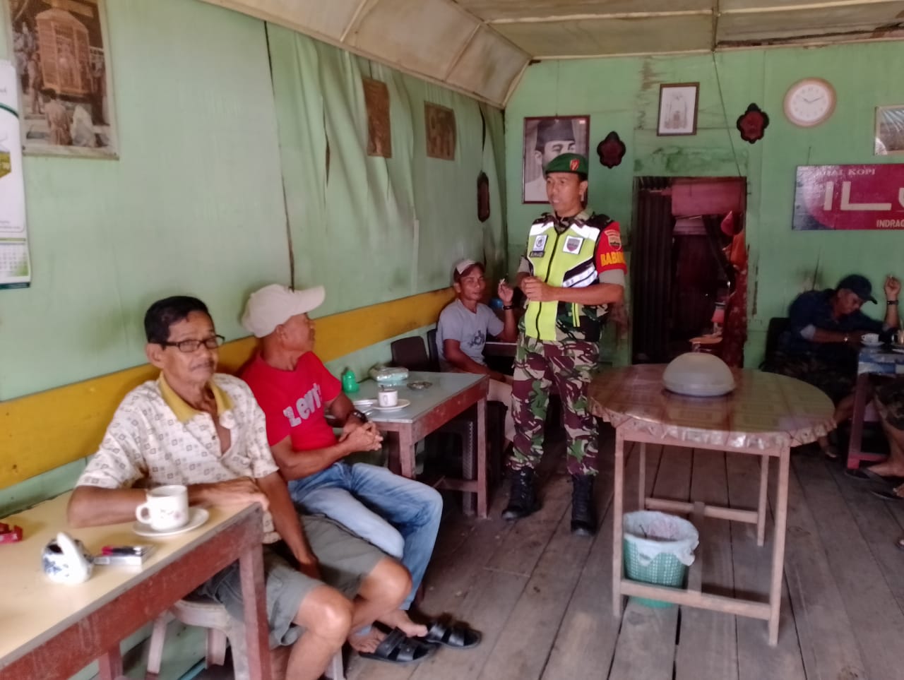 Tegakkan Disiplin Prokes Bersama Anggota Koramil 04/Kuindra