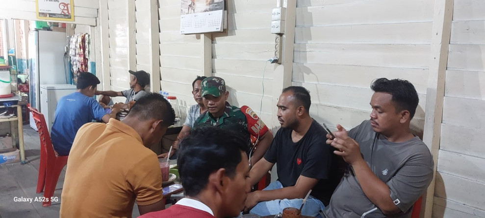 Babinsa Koramil 05/Gas Pratu Abd Hafiz Sitorus Komsos Diwarung Kopi Eratkan Silaturahmi Bersama Masyarakat
