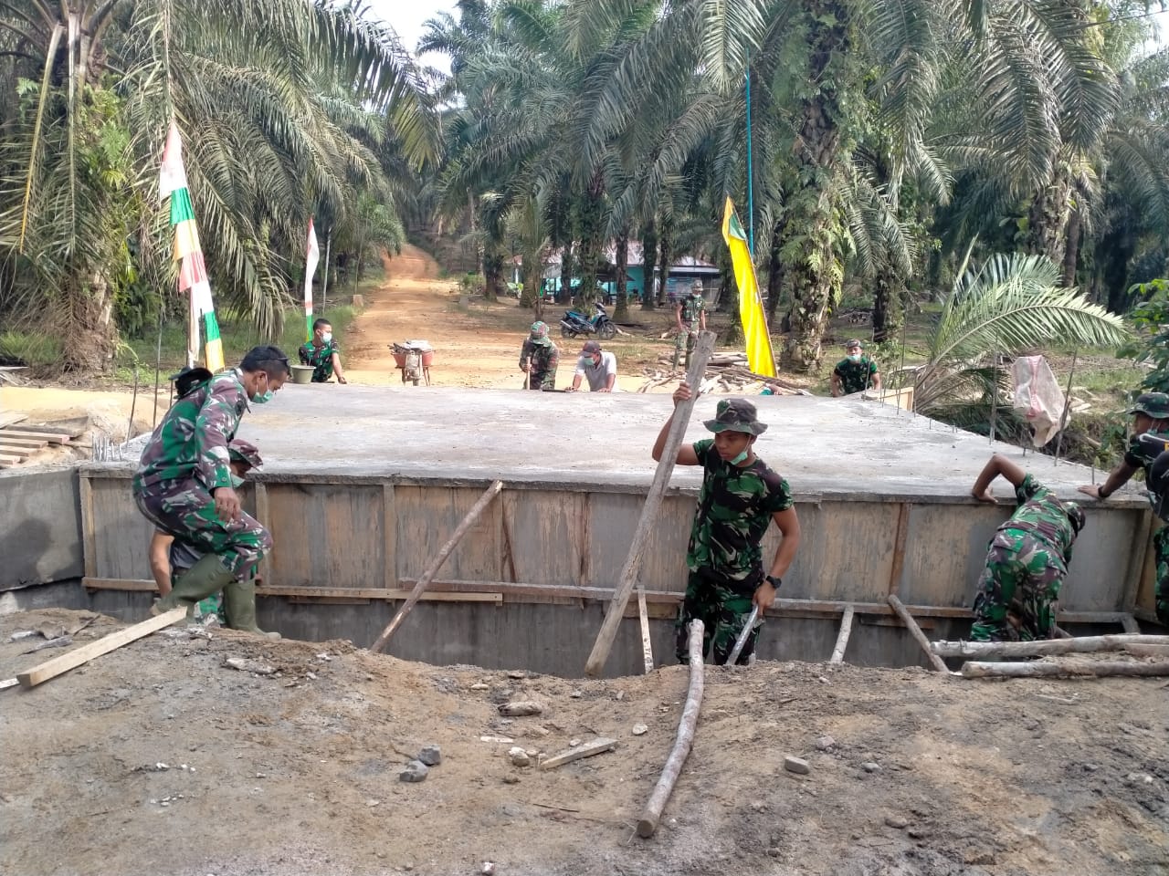TNI dan Warga Terus Tingkatkan Goro Pembangunan Box Culvert