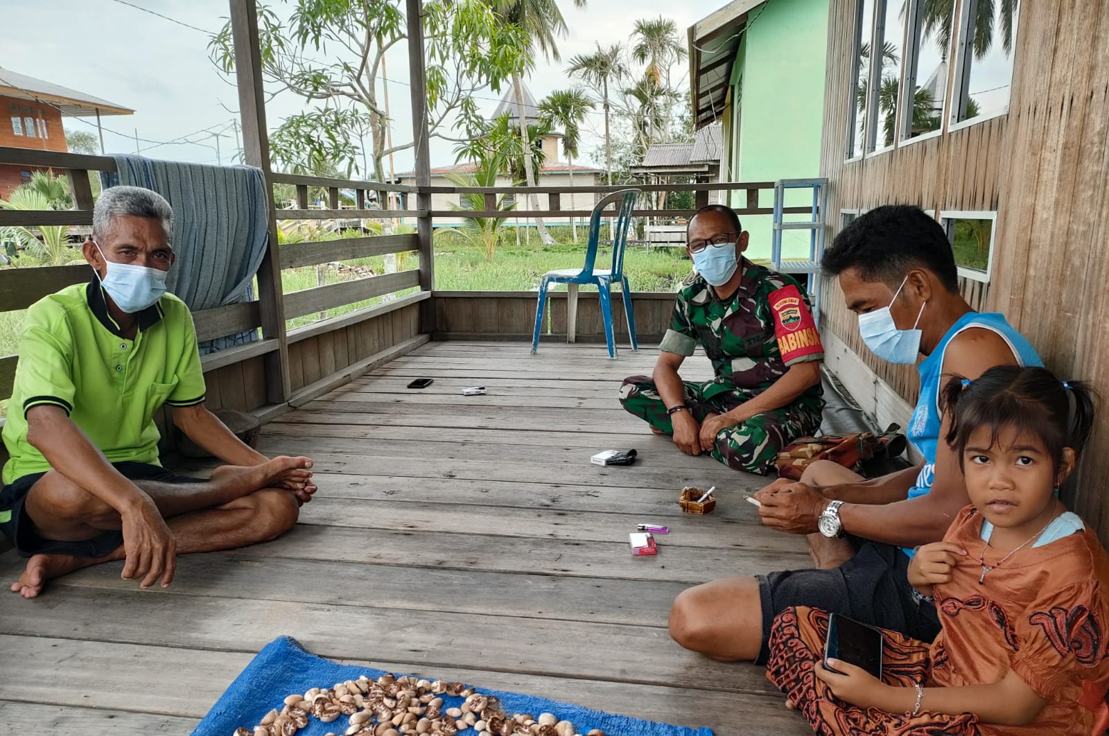 Babinsa Koramil 04/Kuindra Lakukan Komsos Bersama Ketua RW