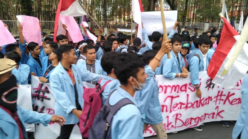 Aliansi Mahasiswa Riau Menggugat Gelar Unjuk Rasa di DPRD Riau, ini Tuntutannya