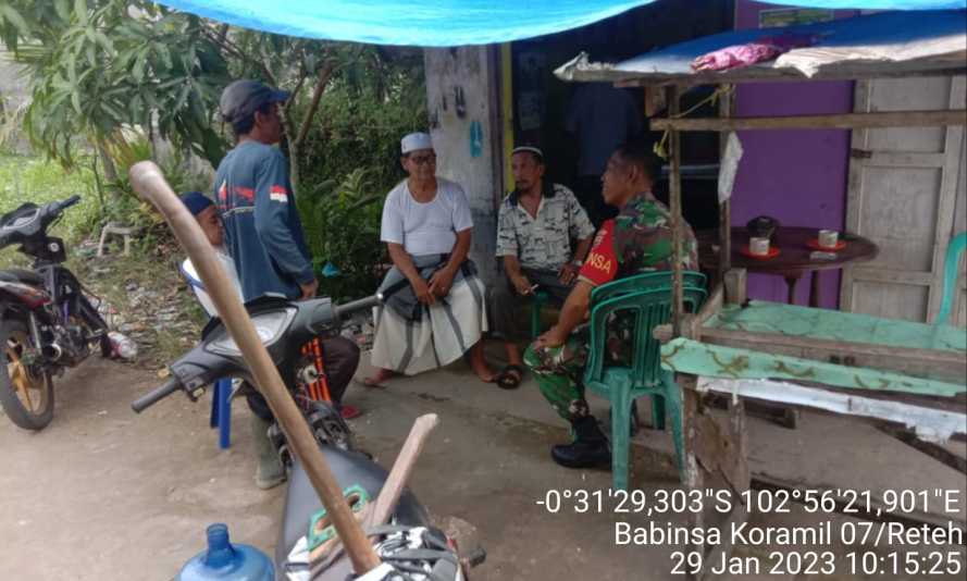 Sertu Yadi Yanto Saling Memberikan Informasi Kepada Masyarakat Terkait Keamanan Desa