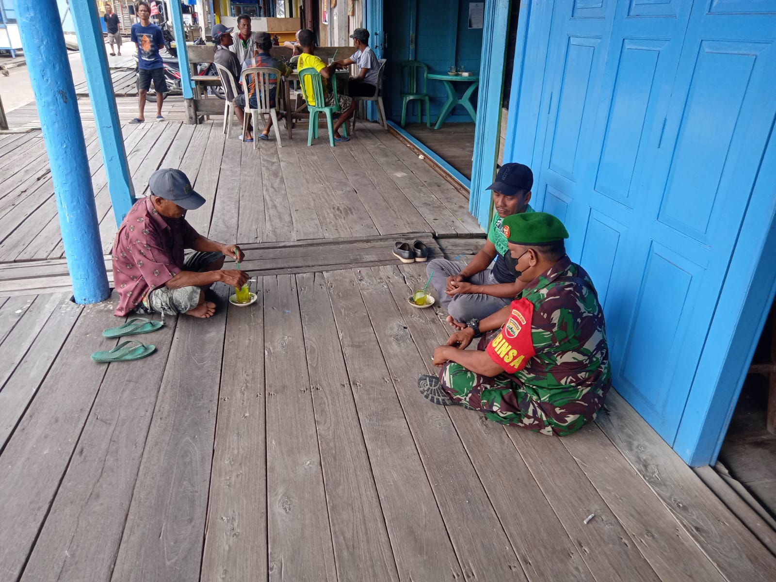 Upaya Komunikasi Sosial Bersama Warga, Babinsa Koramil 04/Kuindra Jalin Silaturahmi