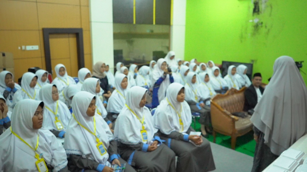 Menggali Wawasan Santri tentang Dunia Media, Pondok Modern Al-Imtinan Putri Kunjungi Diskominfo Pers