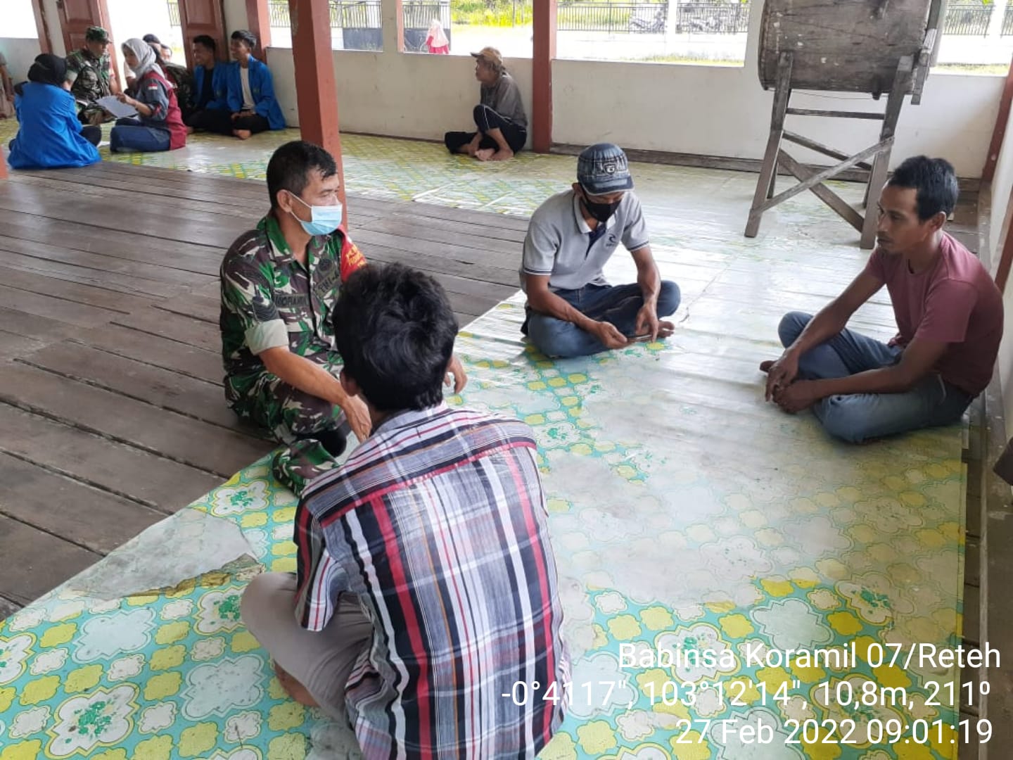 Pererat Silahturrahmi, Babinsa 07/Reteh Komsos Bersama Warga Kelurahan Madani