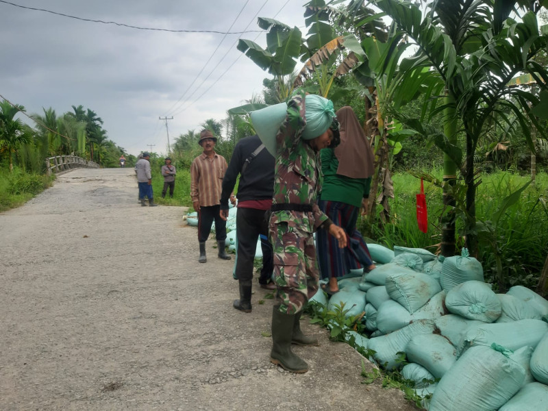 Demi Kenyamanan, Koramil 07/Reteh Timbun Jalan Yang Berlubang