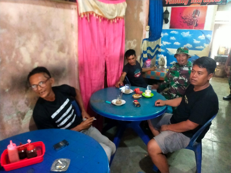 BANGUN KEDEKATAN DENGAN SELURUH ELEMEN, BABINSA KORAMIL 03/TPL RUTIN LAKSANAKAN KOMSOS BERSAMA TOMAS DAN TODA DI DESA BINAAN