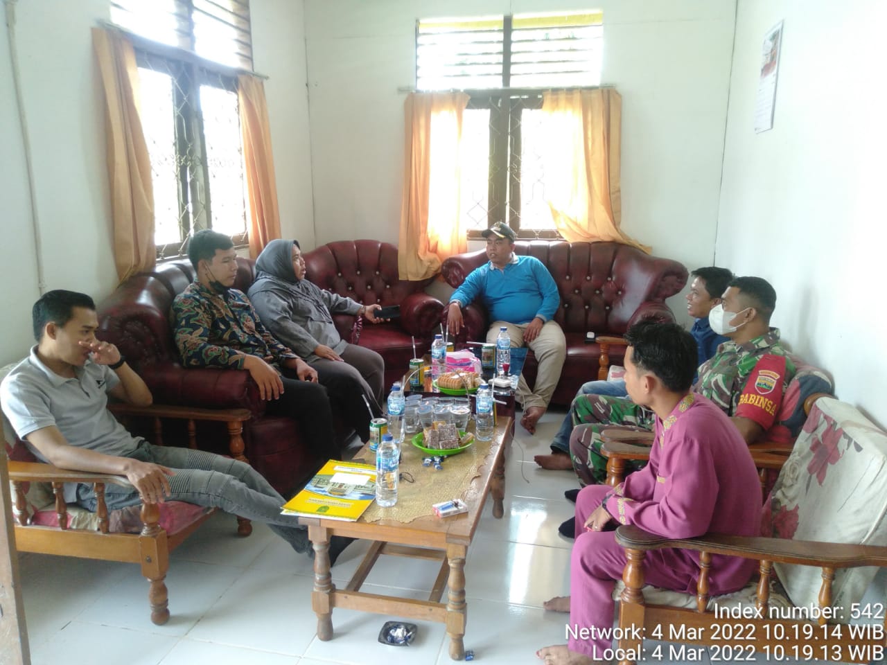 Babinsa Serka Harianto Malau Melakukan Komsos Bersama Aparat Desa Sekara