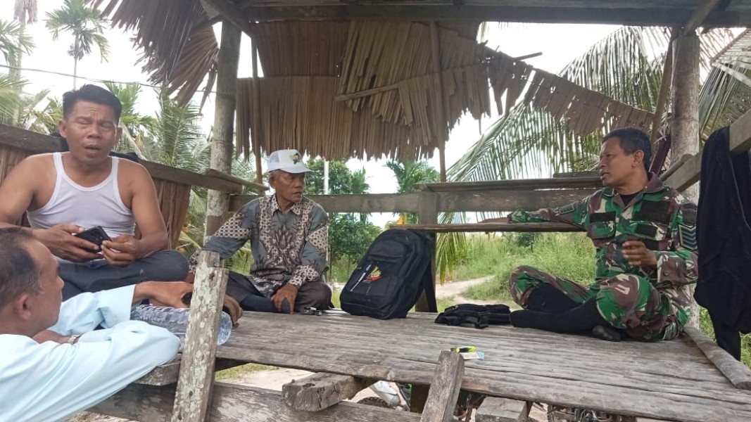 Jalin Hubungan Baik, Babinsa Koramil 05/Gas Serma Nawawi Laksanakan Komsos Bersama Warga