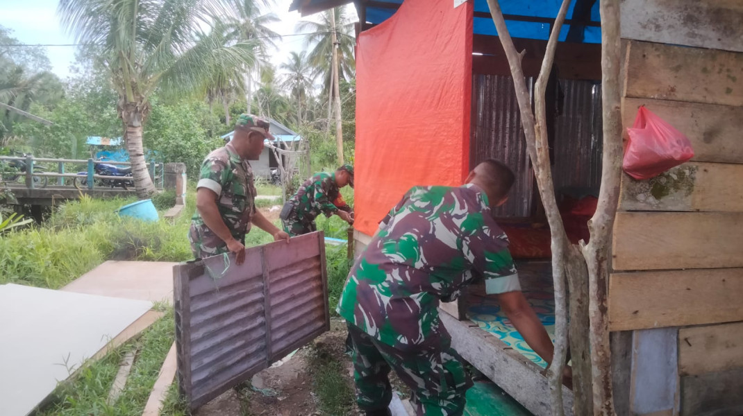 Koramil 10/Pelangiran Bergotongroyong Rehab Dinding Tidak Layak Huni di Salah Satu Rumah Warga
