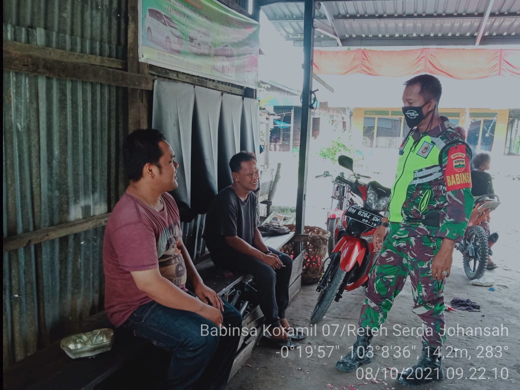 Tingkatkat Keamanan Lingkungan, Babinsa Koramil 07/Reteh Komsos Bersama Warga Binaan