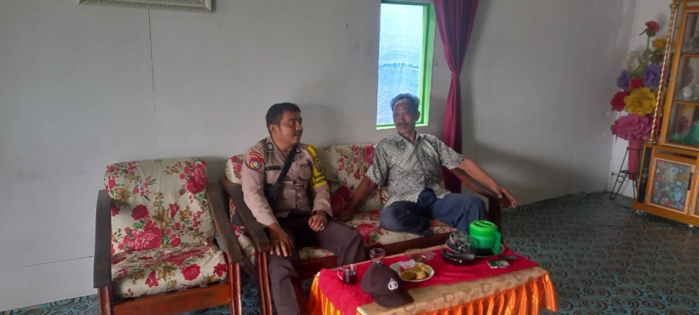 Sambangi Warga, Bhabinkamtibmas Desa Gembira Brigadir Sebi Kurniawan Beri Himbauan Kamtibmas Di Binaan