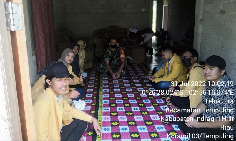 Komsos Babinsa Koramil 03/Tempuling dengan Mahasiswa KKN Unisi