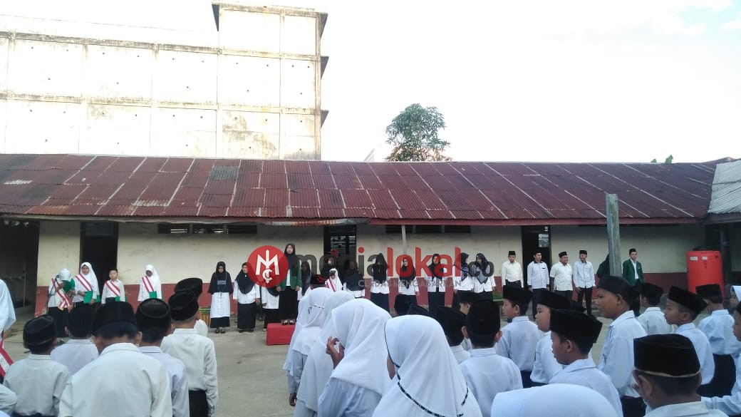 Mahasiswa PPL STAI Auliaurrasyidin sebagai Irup di MI Sa’adah El-Islamiyah Tembilahan Kota