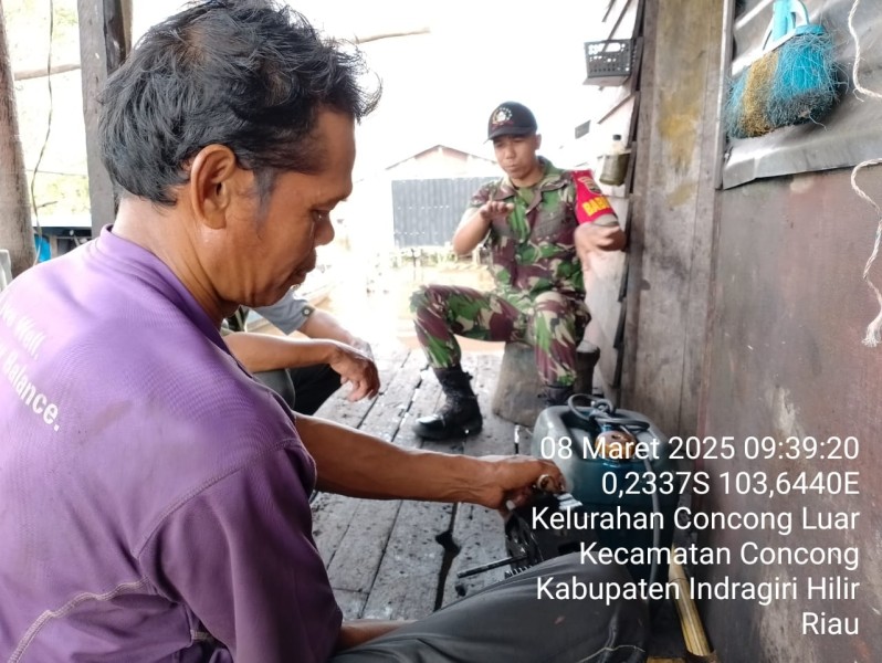 Babinsa Koramil 04/Kuindra Melaksanakan Komsos dengan Para Nelayan di Kelurahan Concong Luar