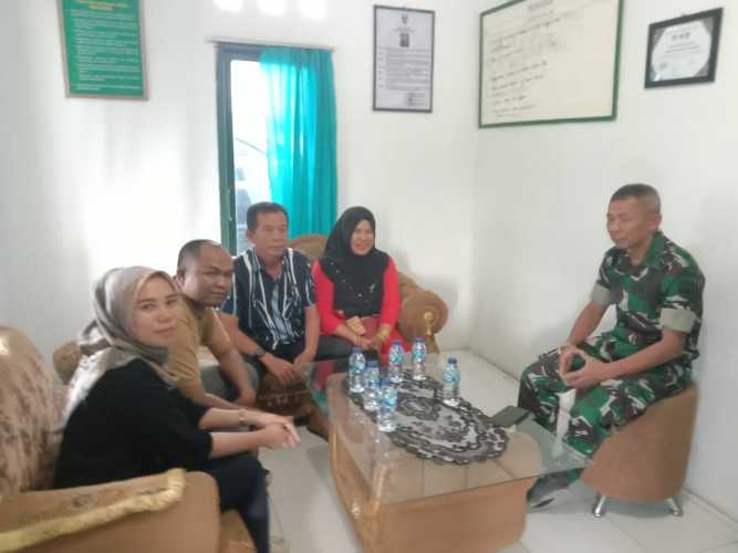 Danramil 03/Tpl Kodim 0314/Inhil Komsos Bersama PPK Kecamatan Kempas