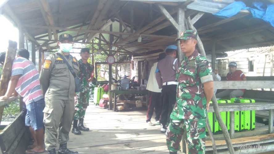 Sebanyak 10 Orang, Danramil 07/Reteh Dampingi Pelepasan Pemberangkatan Jamaah Umroh