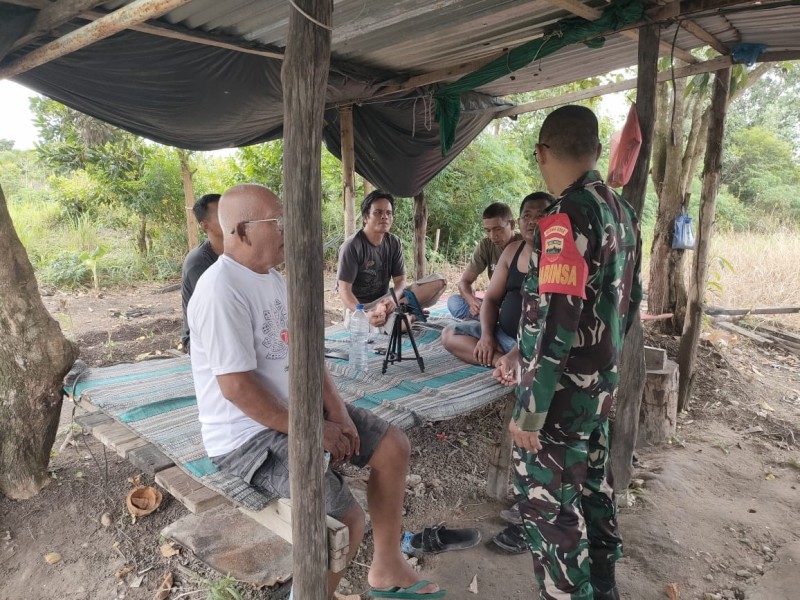 Silaturahmi Babinsa Sertu Ichlas Manalu dengan Warga Kampung Pancasila, Wujudkan Keharmonisan dan Kemitraan