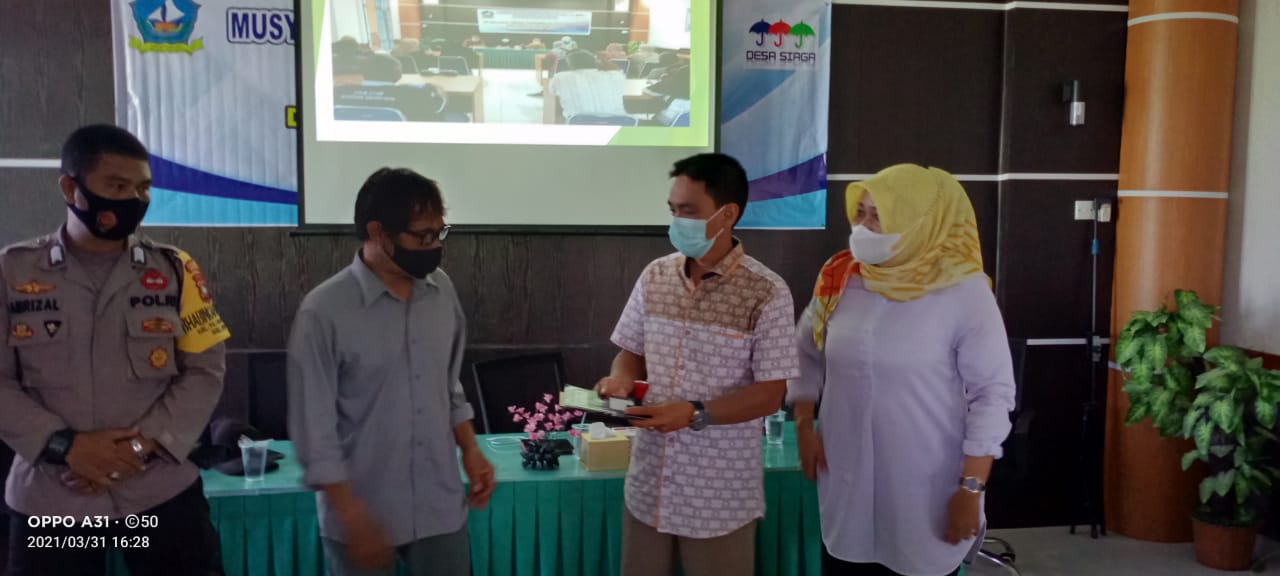 Lurah Tanjung Uban Kota Serahkan Penghargaan dalam Pisah Sambut Ketua Desa Siaga