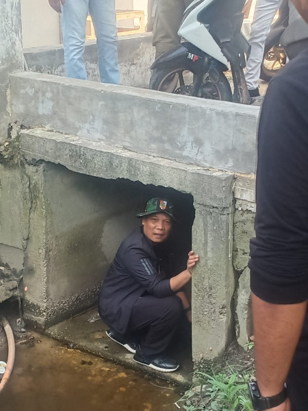 Pj Walikota dan Sekdako Turun Masuk Drainase Memastikan Akar Banjir di Empat Jalan Pekanbaru
