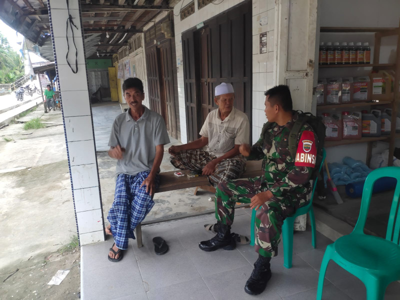 Babinsa Kopda Irawan Berbagi Informasi Terkait Situasi di Binaan