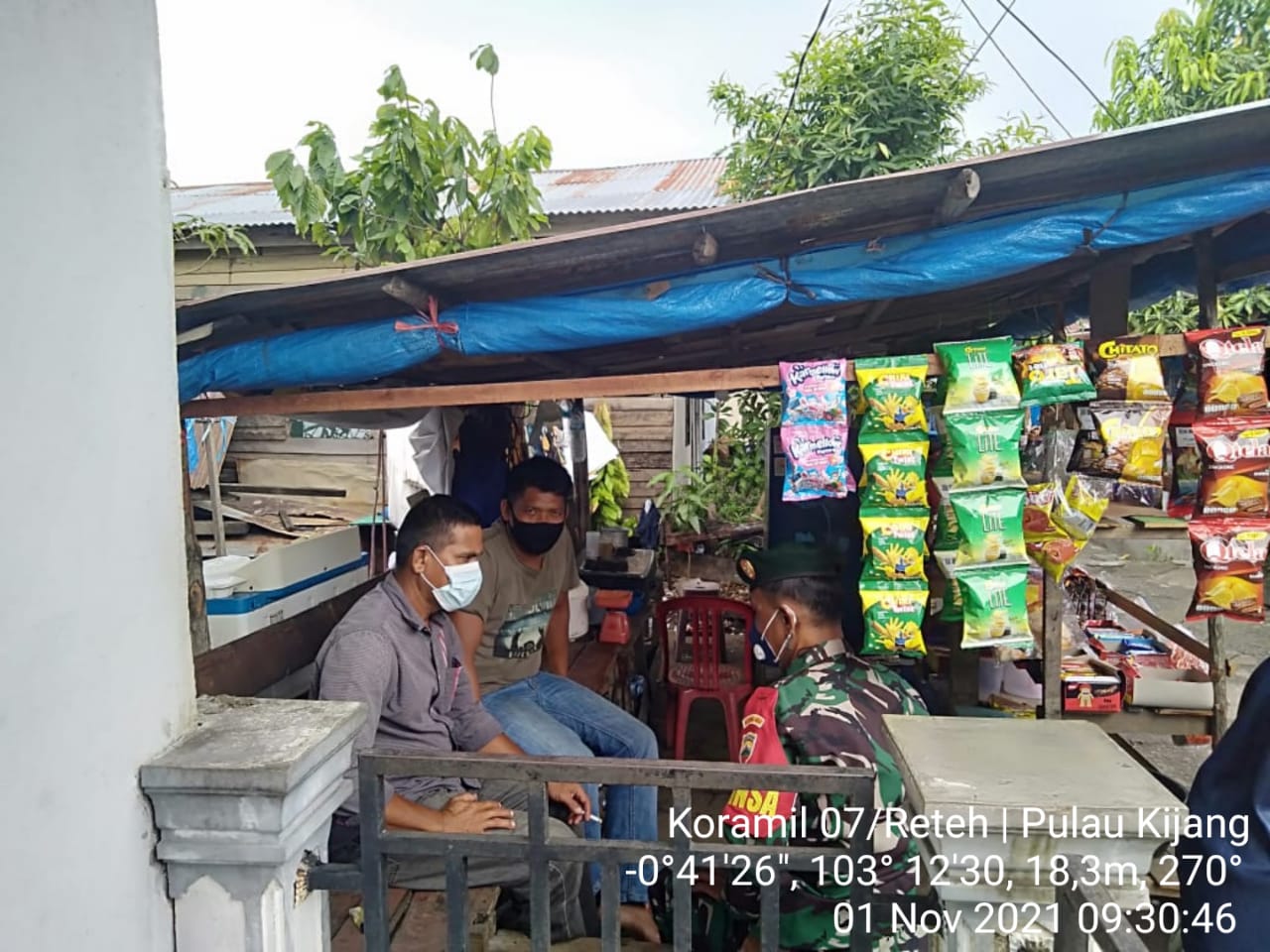 Membaur dengan Pemuda, Babinsa Koramil 07/Reteh Rutin Lakukan Komsos