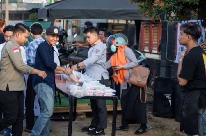 Perduli Sesama, Lintas Komunitas Bagan Batu Bagi-Bagi Takjil kepada Pengendara