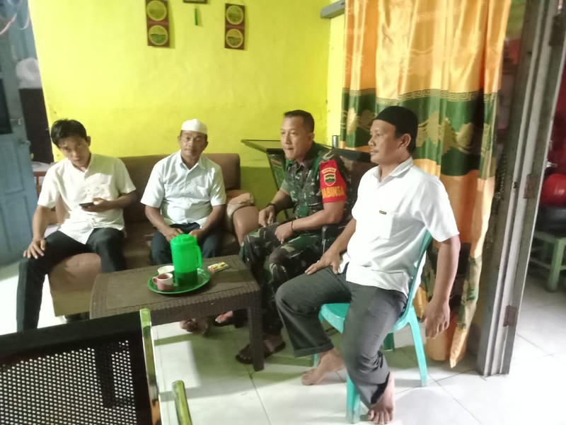 Babinsa Koramil 07/Reteh Berkomitmen untuk Tingkatkan Hubungan Silaturrahmi