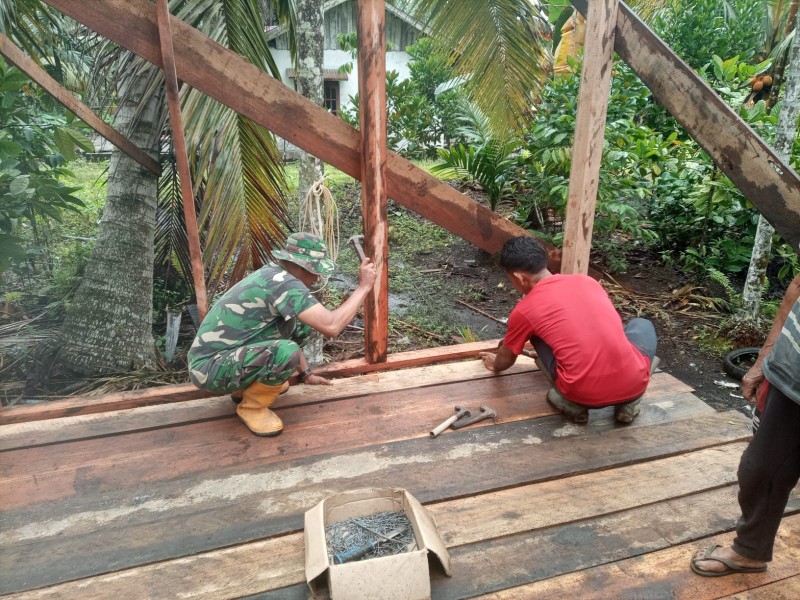 TMMD ke-123, Personel Kodim 0314/Inhil Bangun Rumah Tidak Layak Huni Di Desa Mumpa