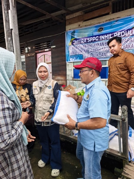 Ketika Merah Putih Mengalir di Nadi Kepedulian, Mitra SPPG BGN  se- Inhil Berikan Bantuan Untuk Korban Kebakaran di Pulau Kijang