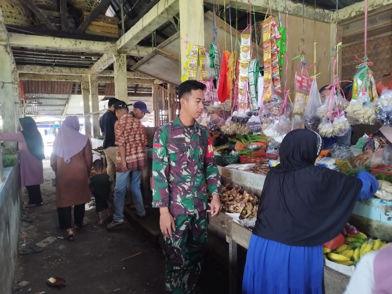 Babinsa Koramil 03/Tpl Tinjau Harga Sembako di Pasar Tradisional Jelang Lebaran