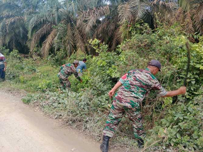 Danramil 09/Kemuning Beserta Anggota Turun Lakukan Gotong Royong