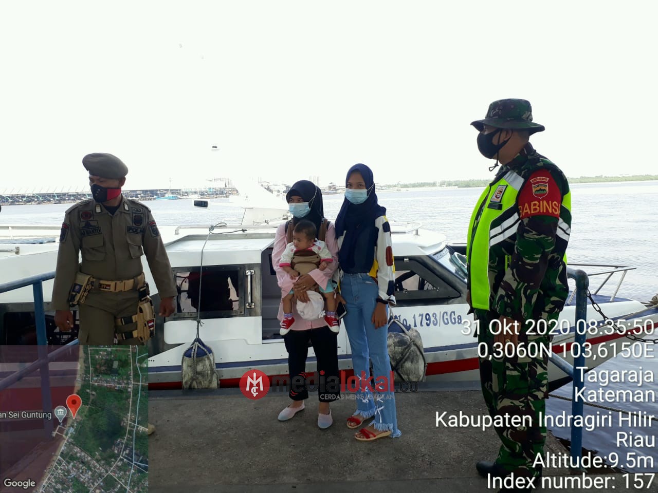 Pemeriksaan di Pelabuhan Guntung, Serda Khadirus Koramil 06/Kateman Siaga Bersama Satgas