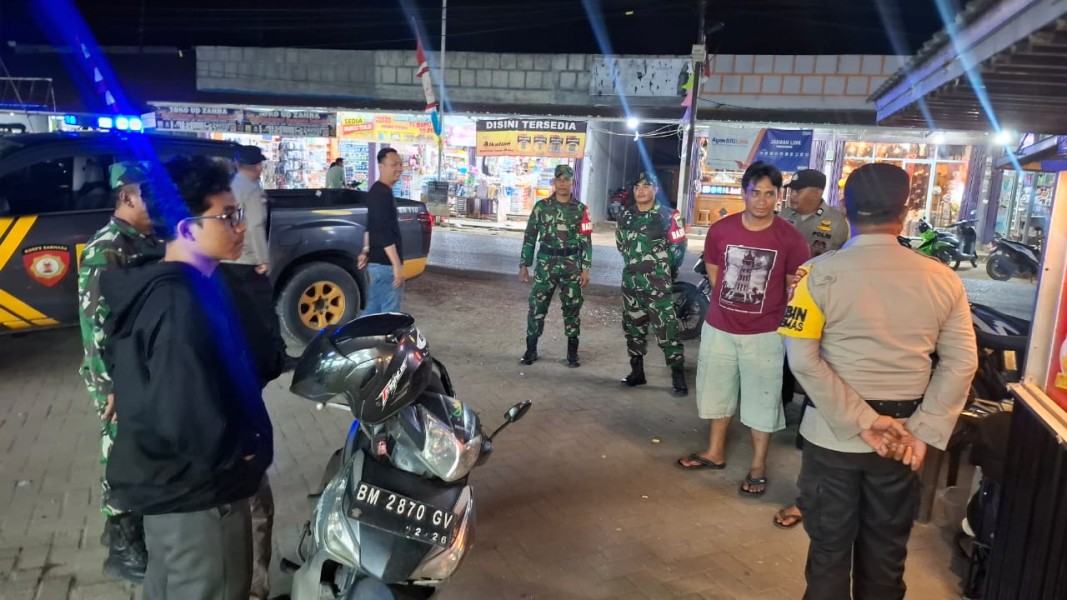 Sinergi Babinsa Koramil 03/Tpl dan Polri Kempas: Patroli Siskamling, Ciptakan Lingkungan Aman