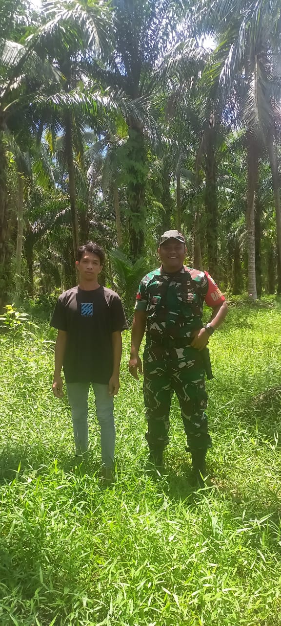 Babinsa Praka LF. Siallagan Ajak Pemuda di Desa Mumpa Patroli Karlahut