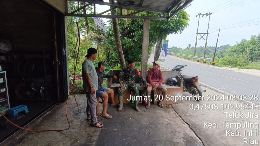 Sambil Patroli Keliling Desa, Babinsa Koramil 03/Tpl Komsos Dengan Tokoh Pemuda