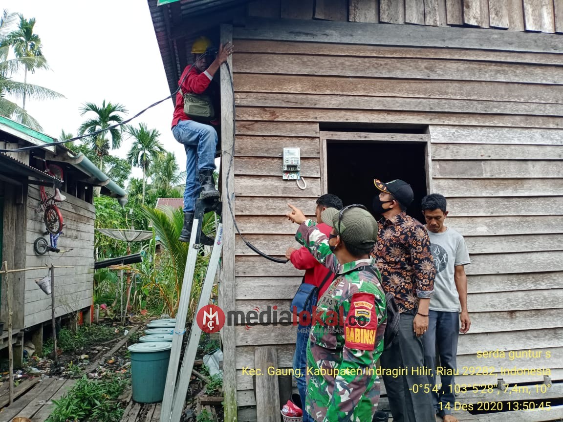 PLN ULP Tembilahan Bersama Kodim 0314/Inhil Bantu Warga Gaung Dapatkan Listrik Gratis