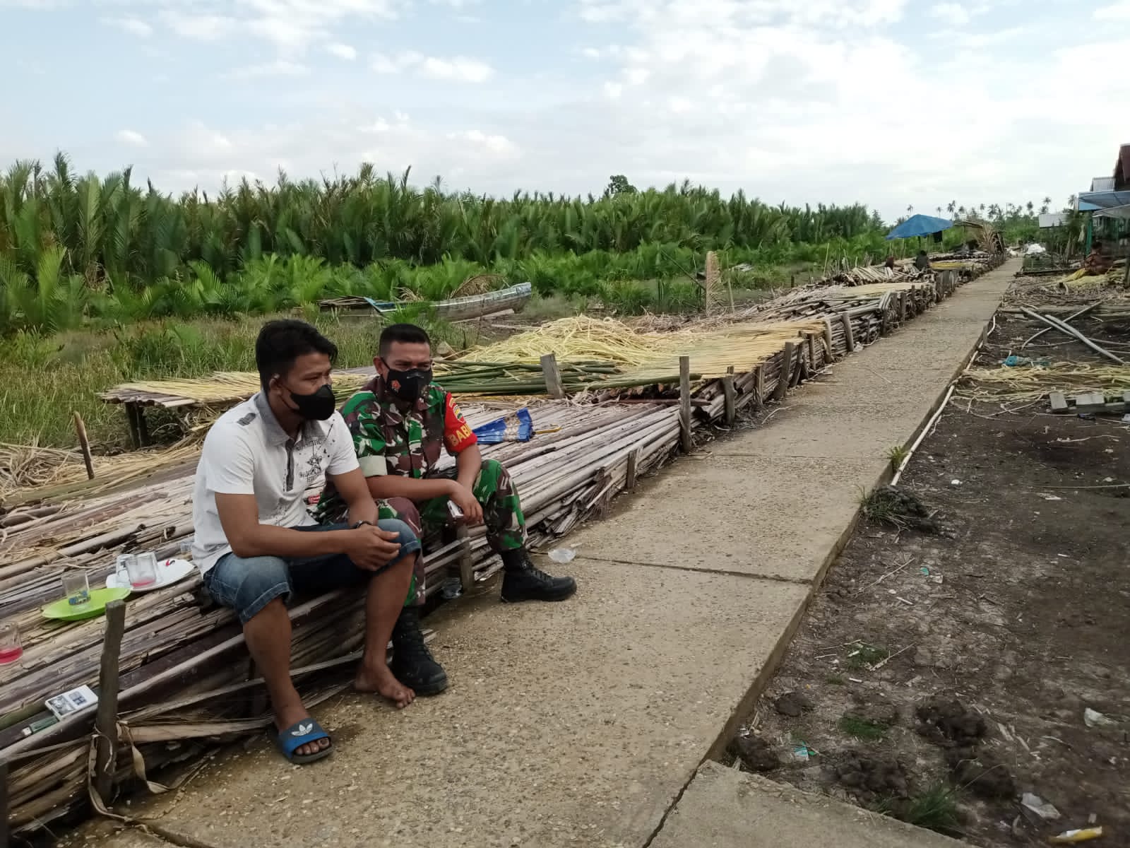 Koramil 04/Kuindra Lakukan Kegiatan Komsos Bersama Ketua RT dan RW Untuk Menghindari Narkoba