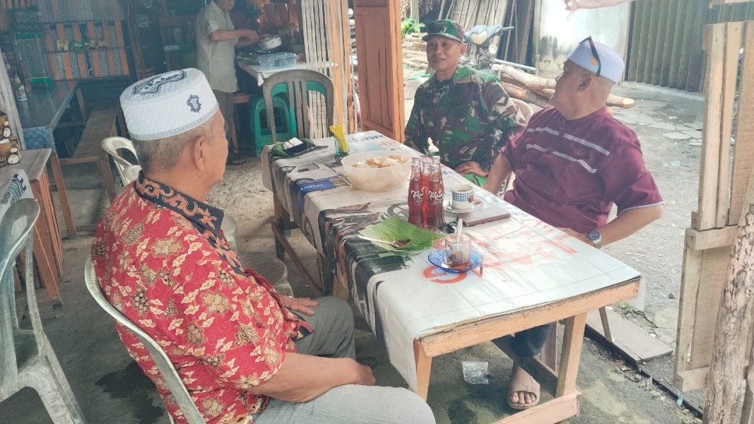 Babinsa Tempuling Aktif Jaga Kebersihan dan Keamanan Desa Tanjung Pidada