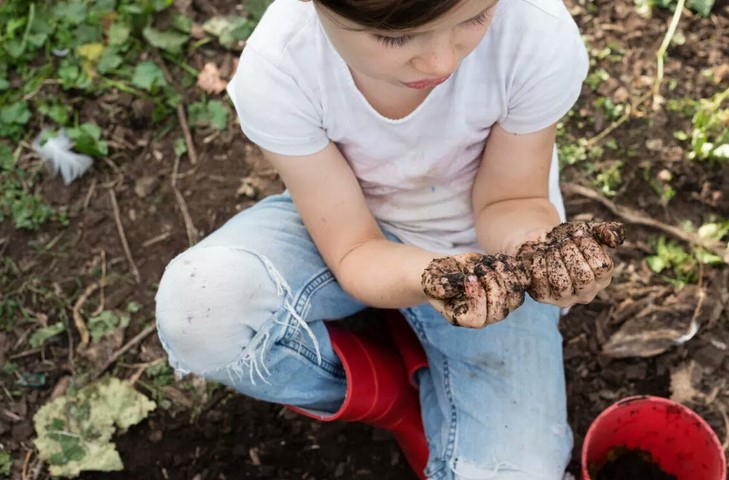Menjaga Kesehatan Anak yang Suka Main Tanah