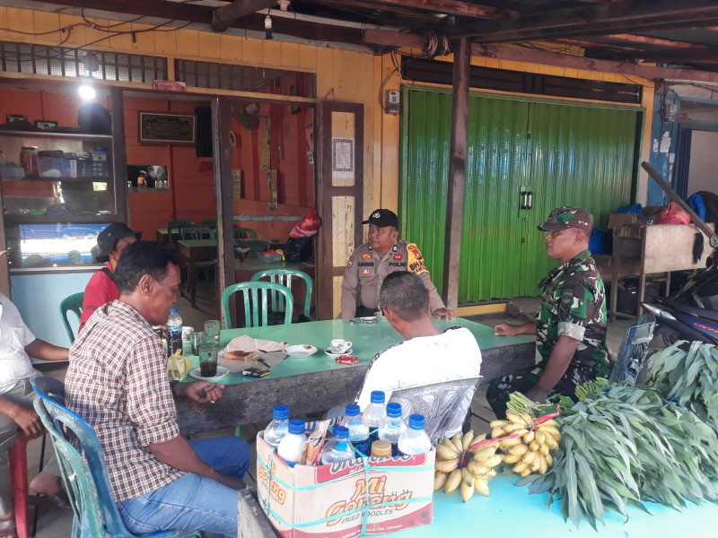 Bhabinsa Koramil 05/Gas Serma Sasmito  melaksanakan Giat patroli di Pasar Minguan