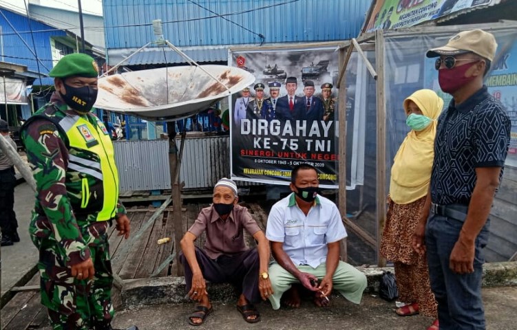 Babinsa Koramil 04/Kuindra Lakukan Penegakan Prokes di Concong Luar