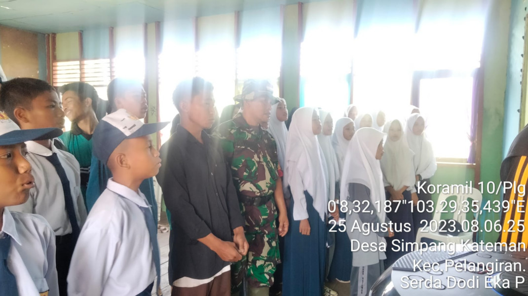 Komsos Bersama Pelajar SMP, Koramil 10/Pelangiran Berikan Wawasan dan Mewajibkan Hafal Lagu Kebangsaan