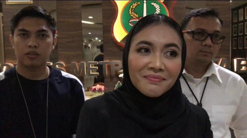 Dibesuk Denada, Jerry Aurum Nangis Tanya Kabar Shakira